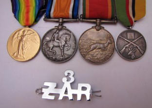 Die vier medaljes wat b6.c4.d3.e5.f2. Willem Frederik Henning *19-4-1891 in die Unie Verdedigingsmag verwerf het, v.l.n.r Die Eerste Wreldoorlog Oorwinnings-medalje; die Eerste Wreldoorlog Diensmedalje; die Afrika Diensmedalje en die Noordelike Kommandement Kampioen-skutmedalje