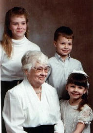 Edith Amelia Nygren (gebore Foreman) *Lady Grey 24-03-1909, New York, VSA 5-03-2009 met drie van haar kleinkinders. Foto geneem 2000