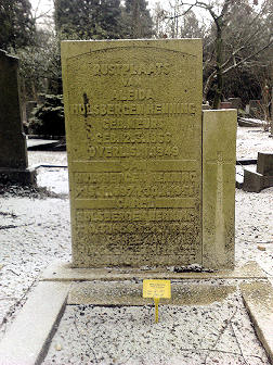 Grafsteen van Aleida en Huisbergen Henning in Nijmegen, Nederland.  Op die oorspronklike foto kan 'n mens die name duidelik lees, wat ongelukkig nie op hierdie afdruk leesbaar is nie.