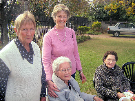 b9.c1.d4.e6.f1. Tant Driekie Alberts (gebore Henning) *30-6-1913 saam met haar suster, Maria en haar twee dogters, Amanda en Driekie op haar 97ste verjaardag, 30-6-2010