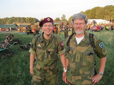 Ds Bjarne Fowels en sy seun, Dr Brynjar Fowels-Landmark rus na 'n dag se stap in die kamp vir deelnemers