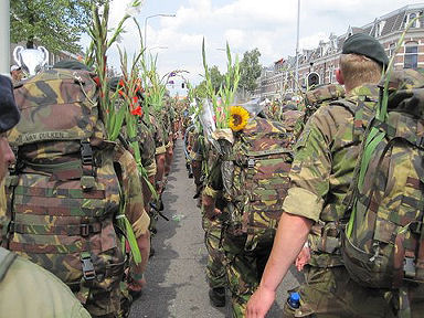 Soldate kom by die eindpunt aan met hul rugsakke vol gladiolas en ander blomme