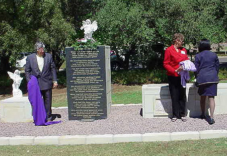 Dr Gerdrie van der Merwe, Direkteur van die Erfenisstigting onthul die Konsentrasiekampmonument op 22 September 2010 op die terrein van die Vrouemonument in Bloemfontein