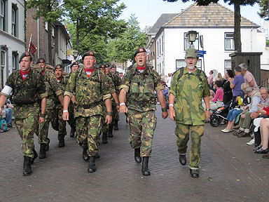 Die Noorweegse militêre peloton, met Ds Bjarne Fowels heel regs, voor marsjeer singend deur die strate van Nijmegen