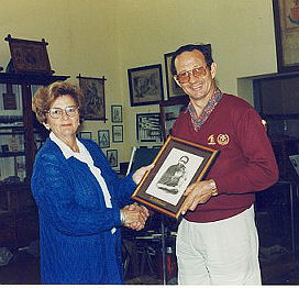 Olivier Henning oorhandig gedurende 1996 'n portret van Opperhoof Kreli aan mev May de Wet van die Aliwal-Noord museum