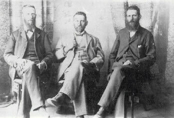 Die drie Henning broers wat gedurende 1905 na Argentinië emigreer het.  b6.c1.d3.e5. Joseph Jooste Henning *15-1-1862, Pieter Hendrik Henning *21-1-1853 (e1.) en Douw Gerbrand Henning *28-11-1868 (e8.)