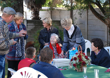 Sommige van die mense wat tant Driekie Alberts se 98ste verjaardag partytjie bygewoon het. V.l.n.r. Henning Pieterse (susterskind), Amanda (oudste dogter), Fransie (jongste dogter), Tant driekie, Driekie (dogter) en tant Driekie se suster Marie Pieterse, Voor, twee agterkleinseuns