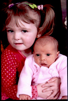 n Baie trotse Christa Janine Henning *20-9-2008 hou haar pasgebore sussie, Retha Jacobi *3-7-2011 vas. Hulle is die kinders van b6.c1.d3.e5.f2.g4.h1.i2. Petrus Francois Joubert (Pieter) Henning en sy vrou Chrisna