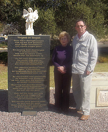 Olivier en Charlotte Henning by die Engelbeeld gedeelte van die Konsen-trasiekamp Gedenkteken. Die oorspronklike beeldjie is in 2003 in Bethulie gesteel, maar teruggevind. Die Henning Familiebond se skenking is gebruik om die replika te vervaardig. Die oorspronklike word nou in die Oorlogsmuseum bewaar, terwyl die replika by die nuwe gedenkteken gebruik word 