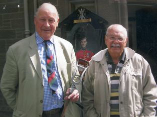 Leonard Henry (Len) Henning (regs) saam met Maj Colin Innes van Perth, Skotland, wat die stapstok vashou wat aan sy oupa gedurende die Anglo-Boere-oorlog behoort het. Die stapstok sal nou in die museum van die Black Watch regiment bewaar word