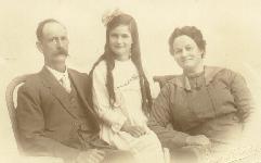 b1.c6.d11.e2. Maria Catharina Fredrika Johanna Wilken (gebore Henning) *21-2-1880, haar man Jan Willem Wilken en hul dogter