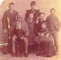 b7.c15. Cornelia Hendrina Lavina Henning * 24-6-1855, haar eggenote Adolf Andreas Emil Jean Tack en hul kinders, agter v.l.n.r. Andreas A.E.J. Tack * 18-7-1876, Elizabeth M. Tack * 8-9-1872, voor v.l.n.r. Adolf A.E.J. Tack * 25-5-1889, Gerbreg L. Tack * 5-10-1884, Cornelia H.L. Tack * 6-3-1892, Gert Frans Tack * 23-5-1882