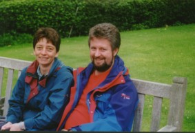 Jannetta en Roger Lewis van Durham Engeland wat die Henning tuisblad op die Internet finansier en bestuur