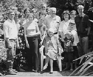 b6.c4.d1.e5.f4.g6. Jan Sarel Marthinus Henning en sy vrou Drina met hul kinders en kleinkinders op hul 50ste troudag herdenking