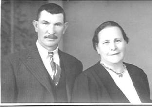 b9.c1.d4.e6. Izak 
Jacobus Stephanus Henning *12-9-1887 en sy vrou Maria Helena (gebore Hattingh) *25-1-18??