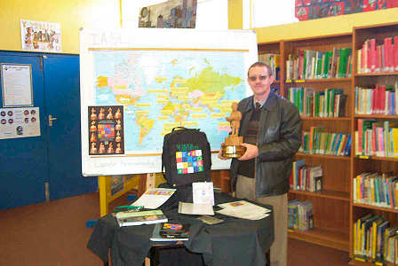 Lourens Henning, onderwyser bibliotekaris van die Glencoe Laerskool in Natal, met die trofee wat hy van ELITS ontvang het.