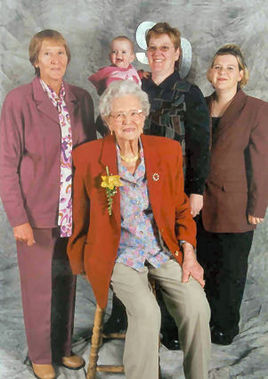 Tannie Driekie Alberts (90) en die oudste van vier geslagte van haar nasate.