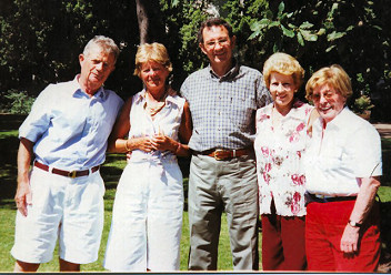 v.l.n.r. Herbert (71) en Margita Henning van München, Duitsland, Olivier en Charlotte Henning en Margita se oudste suster, wat 'n tydlank saam met hulle in Suid-Afrika vakansie gehou het.  Hierdie Duitse Hennings het ook lief geword vir Suid-Afrika, soos ons.