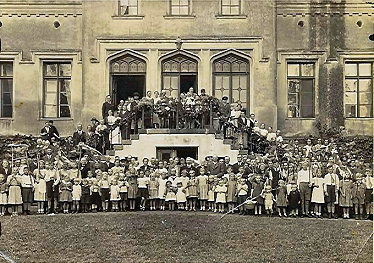 Dankseggingsdag 1938.  Die Henning gesin van Karnin, Duitsland saam met die gesinne van al die werkers op hul Landgoed, op die trapkolom by die voordeur van hul kasteel.  Die agt Henning kinders staan tussen die kinders van die werkers. Die foto gee mens 'n idee van die grootte van die kasteel.