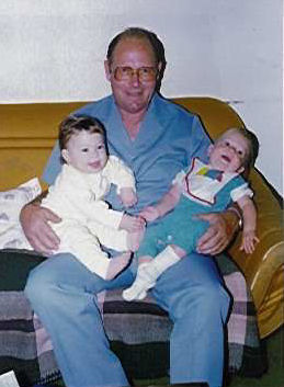 Olivier Henning van Aliwal-Noord met twee van sy kleinkinders, Letitia *30-11-1988 (D/v Alexander) en Heinrich *11-3-1988 (S/v Stanley)