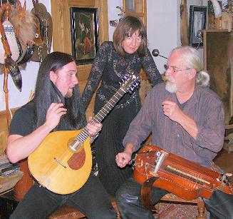 George Henning (regs) van die VSA en sy vrou, Irene en seun Urs besig om musiek te maak.