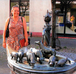 Sonja Henning staan hier by 'n drinkwaterkraan op die hoek van Woldemei - en Luchtenstr, Lippstadt, die geboortedorp van stamvader Peter Henrich Henning. Dit is slegs 'n blok weg van die plek waar die Henning familie gewoon het.  Al die Suid-Afrikaanse Hennings wat al 'n besoek aan Lippstadt gebring het, het 'n foto by hierdie fonteintjie met sy brons plaasdiere geneem