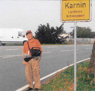 Na 'n staptog van meer as 30 kilometers kom Len Henning en sy dogter, Sonja doodmoeg aan by Karmin, met die doel om die Henning kasteel te vind. Die hele dorp het tot en met WO2 aan 'n Henning familie behoort