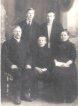 'n Foto van Heino Henning van Toronto, Kanada se oupa en ouma Henning en hul kinders. Voor: Oupa Karl *31-12-1862 (genoem Papi) die derde geslag met die van Henning), hul seun Edgar en ouma Helene (Mami). Agter: Aleksander en Karl