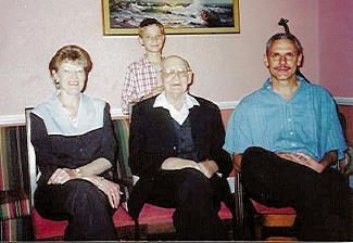 b7.c8.d8.e5.f4. Memory Daisy Wagenaar (gebore Henning), saam met haar pa, wyle oom Bill en haar man Noël Wagenaar en seun, Stefan