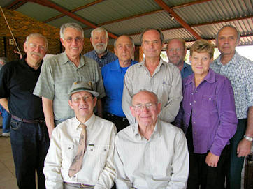 Olivier en Gideon Henning (voor) saam met verskeie voormalige bestuurslede van die Familiebond: V.l.n.r. Mauritz Henning, Nico 