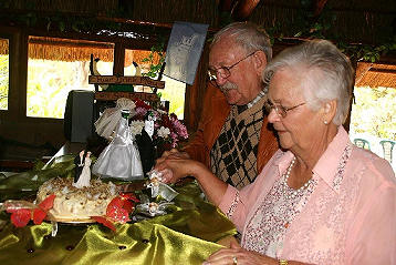 Mauritz - en Ollie Henning by die verrassings-troudag herdending wat hulle kinders vir hulle gereël het. Let op na die bruidspaar op die troukoek, wat 50-jaar terug ook op hulle troukoek gepryk het