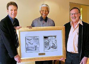 Lou Henning tydens die oorhandiging van twee spotprente van mnr Nelson Mandela, waarvan hy baie gehou het, saam met Mnr Tim Du Plessis, redakteur van Rapport