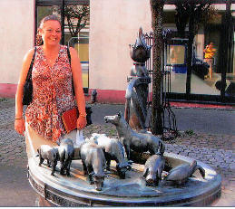 Sonja Henning, dogter van Leonard Henry Henning en sy oorlede vrou Grethe - 2006. Haar pa, wat in die weerkaatsing in die venster agter gesien kan word, het die foto geneem