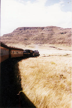 Saterdagoggend 4 April 1992 het Hennings wat die inwyding van ons museum bygewoon het, saam met die toeriste trein op die Zig-zag spoorlyn oor die Drakensberge tussen Aliwal-Noord en Barkley-Oos gery. 'n Wonderlike en interessante rit