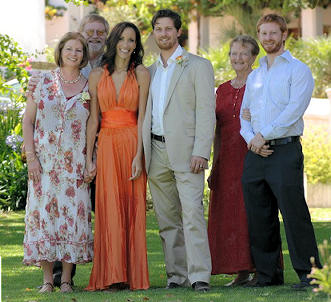 Die huwelik van Johan (Jay) Henning en Melanie Dobson by die Uiterwyk Landgoed, Stellenbosch. V.l.n.r. Kathy (Jay se ma); Willem (Jay se pa se broer); Melanie en Jay; Nellie (Jay se pa se suster); Carlisle (Jay se broer)