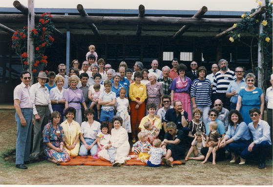 Die eerste Algemene Jaarvergadering (AJV)  na die stigting van die familiebond, is op 3 Augustus 1985 by die Willem Prinsloo Lanbou-museum, naby Pretoria gehou. Dit was 'n groot feestelikheid. Die foto is van almal wat bygewoon het 