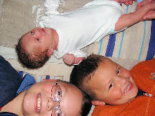 Hier lê die kleine Ludick Henning, gebore 4 Mei 2009 by sy twee boeties, Martinus en Matthian
